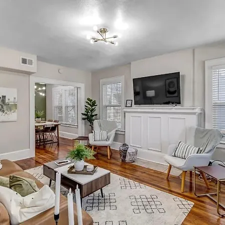 Cozy Retreat - Walkable To Bars & Restaurants Villa
